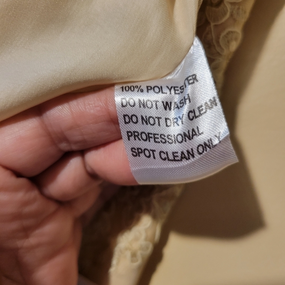 Jj"s house gown size 12, Bust 38 Waist 31.Champagne color. - Picture 7 of 12